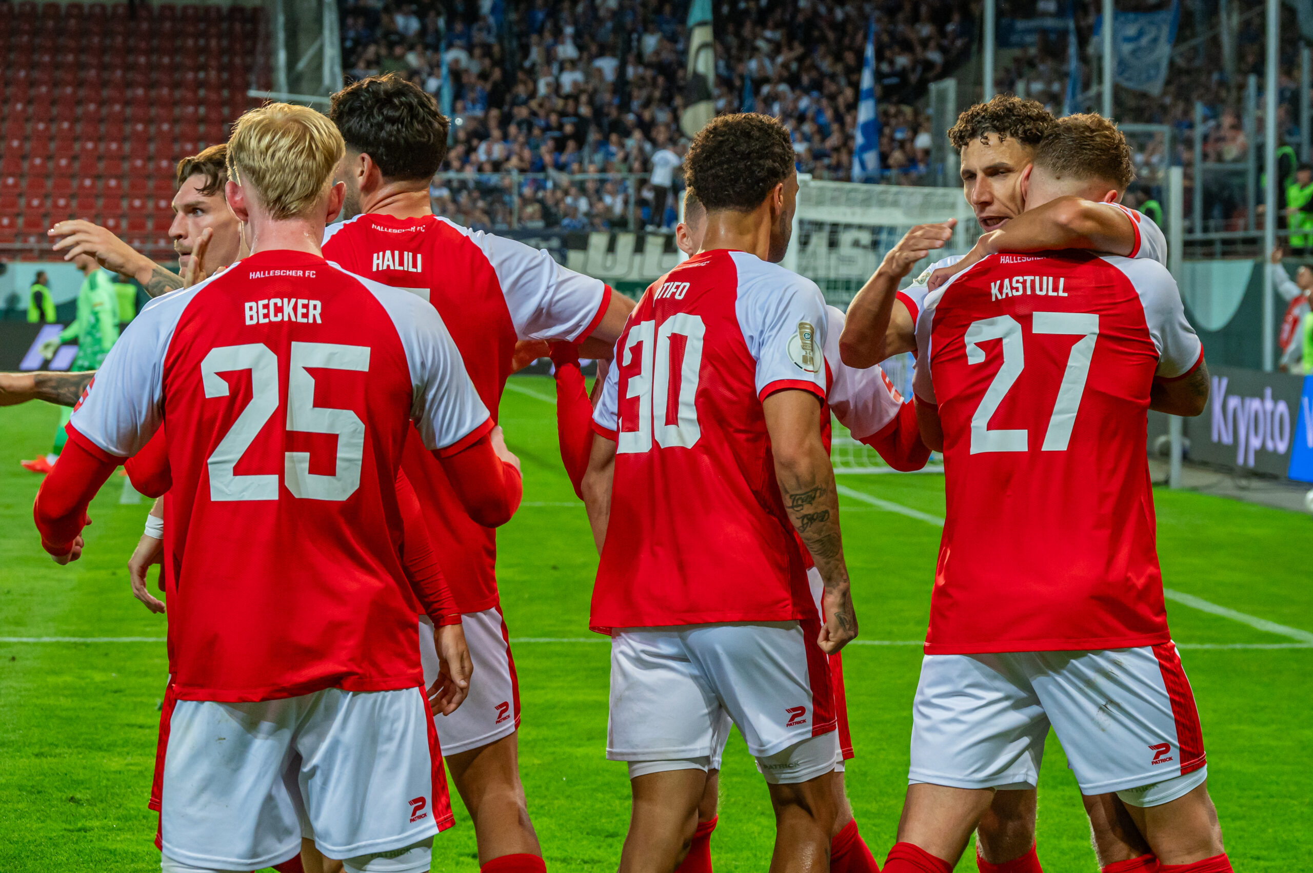 Hallescher FC jubelt – Symbolbild